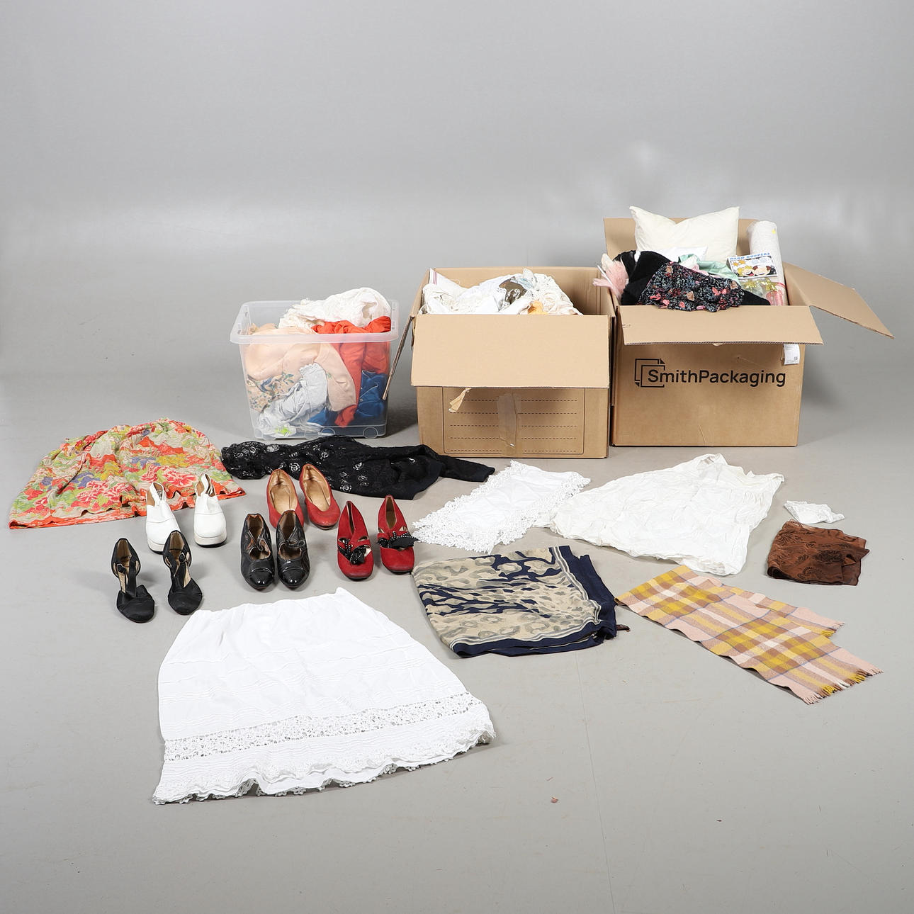 A QUANTITY OF VINTAGE CLOTHES AND ASSORTED TEXTILES.