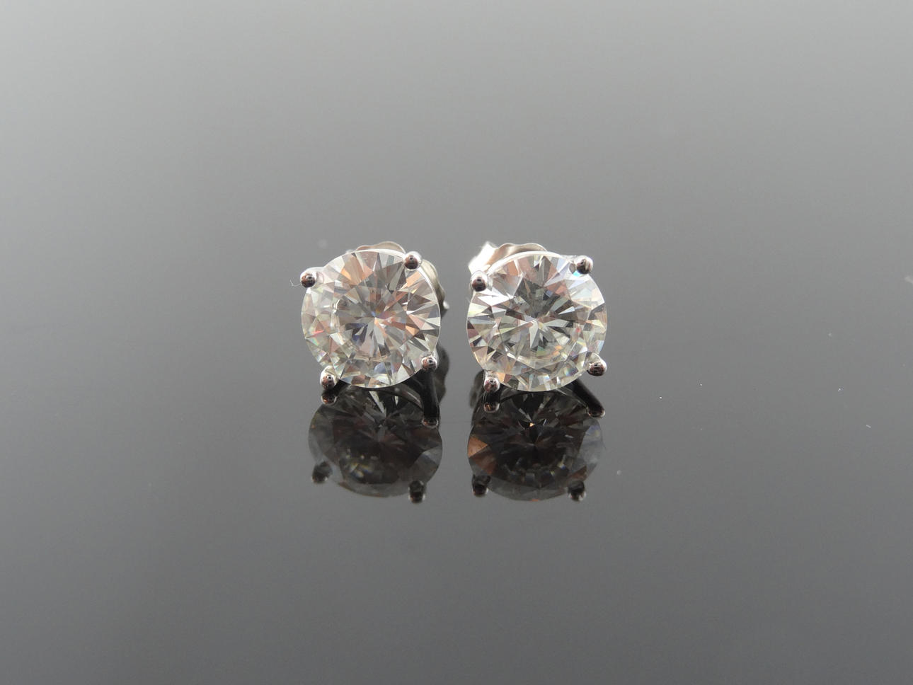 CHARLES & COLVARD patiens MOISANITE EARSTUDS 2,50cts 14k guld.