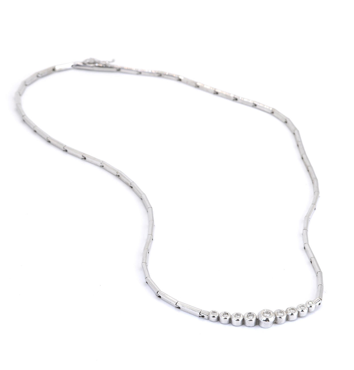 18CT WHITE GOLD DIAMOND NECKLACE.