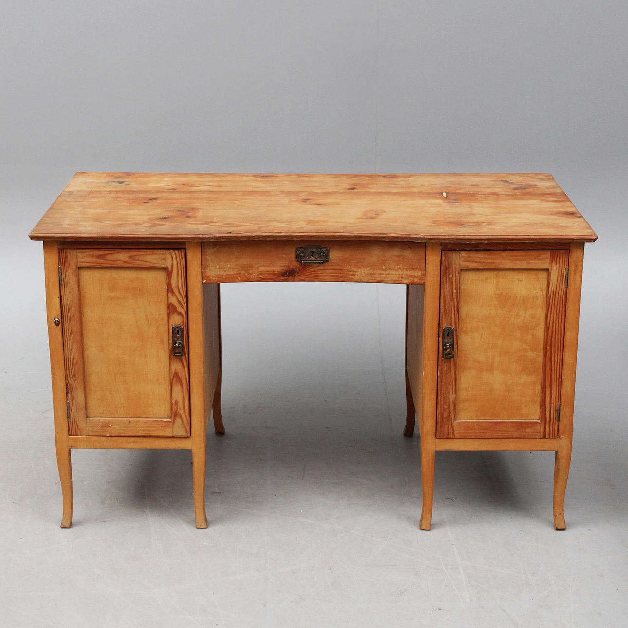 SKRIVBORD, trä, tidigt 1900-tal.