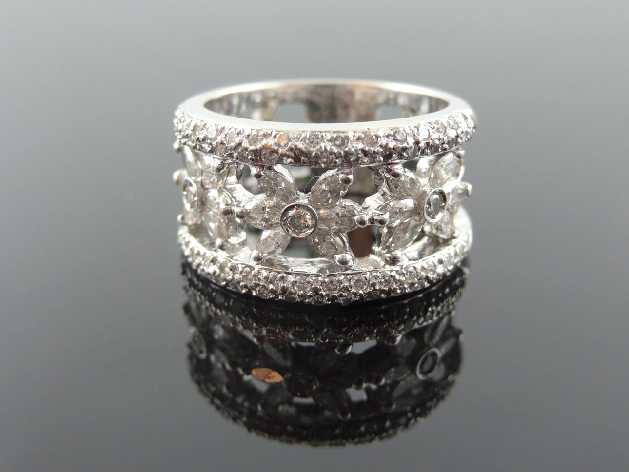 TRIPLE STAR DESIGN DIAMANTRING 1,35cts 14k guld.