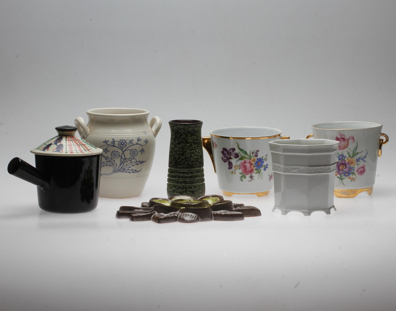 KERAMIK, 7 delar, bland annat Gustafsberg och Upsala Ekeby.