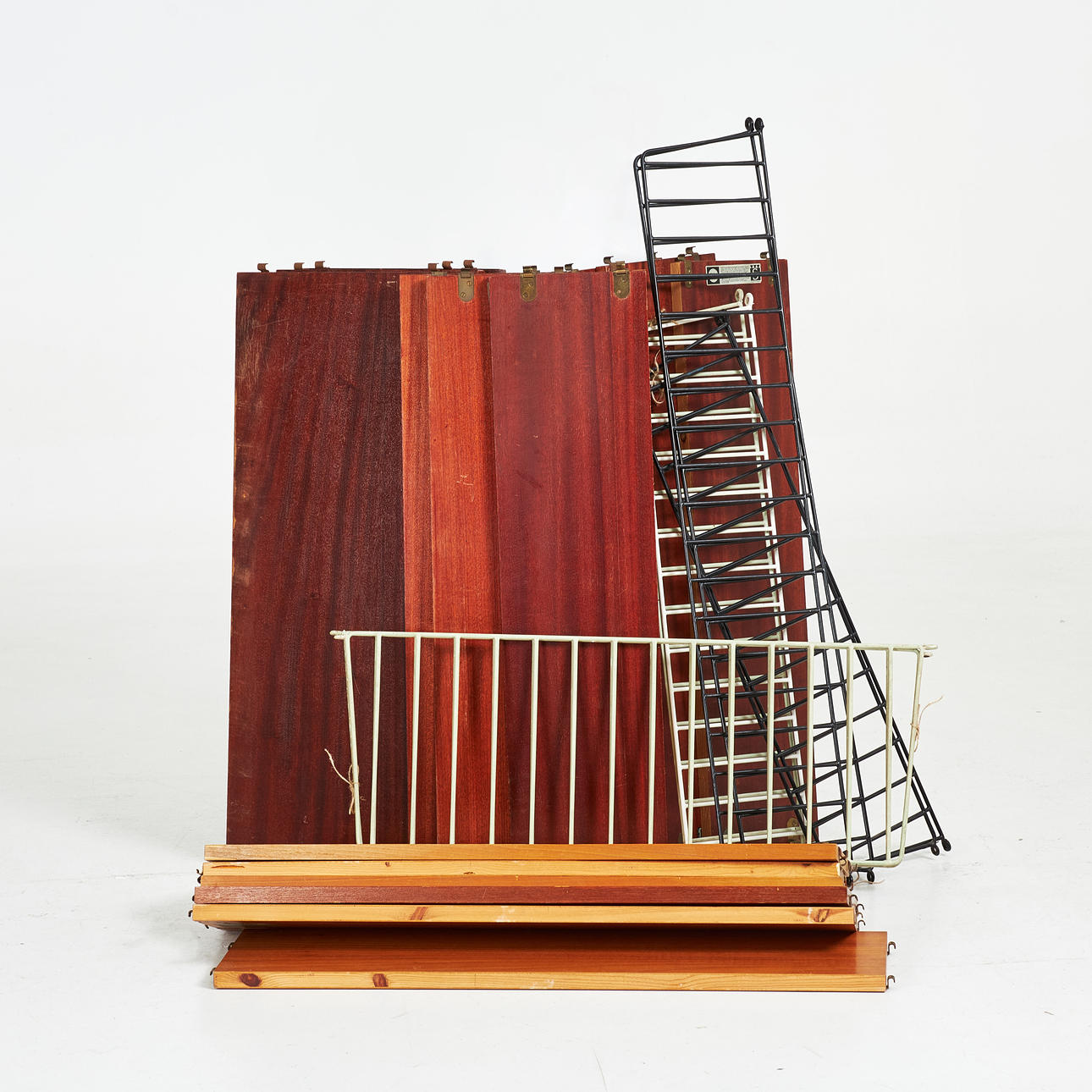 NILS OCH KAJSA STRINNING. Hyllsystem, "String", 24 dlr, 1900-tal.