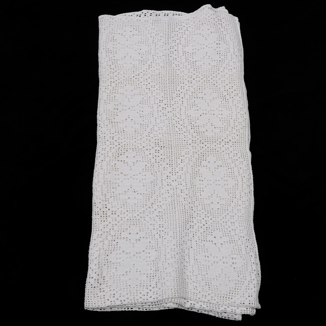 BEDSPREAD, crocheted, dimensions 230x220 cm.