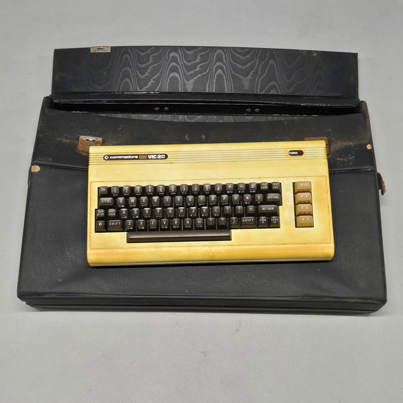 A CASED COMMODORE VIC-20 COMPUTER. Miscellaneous - Modern consumer ...