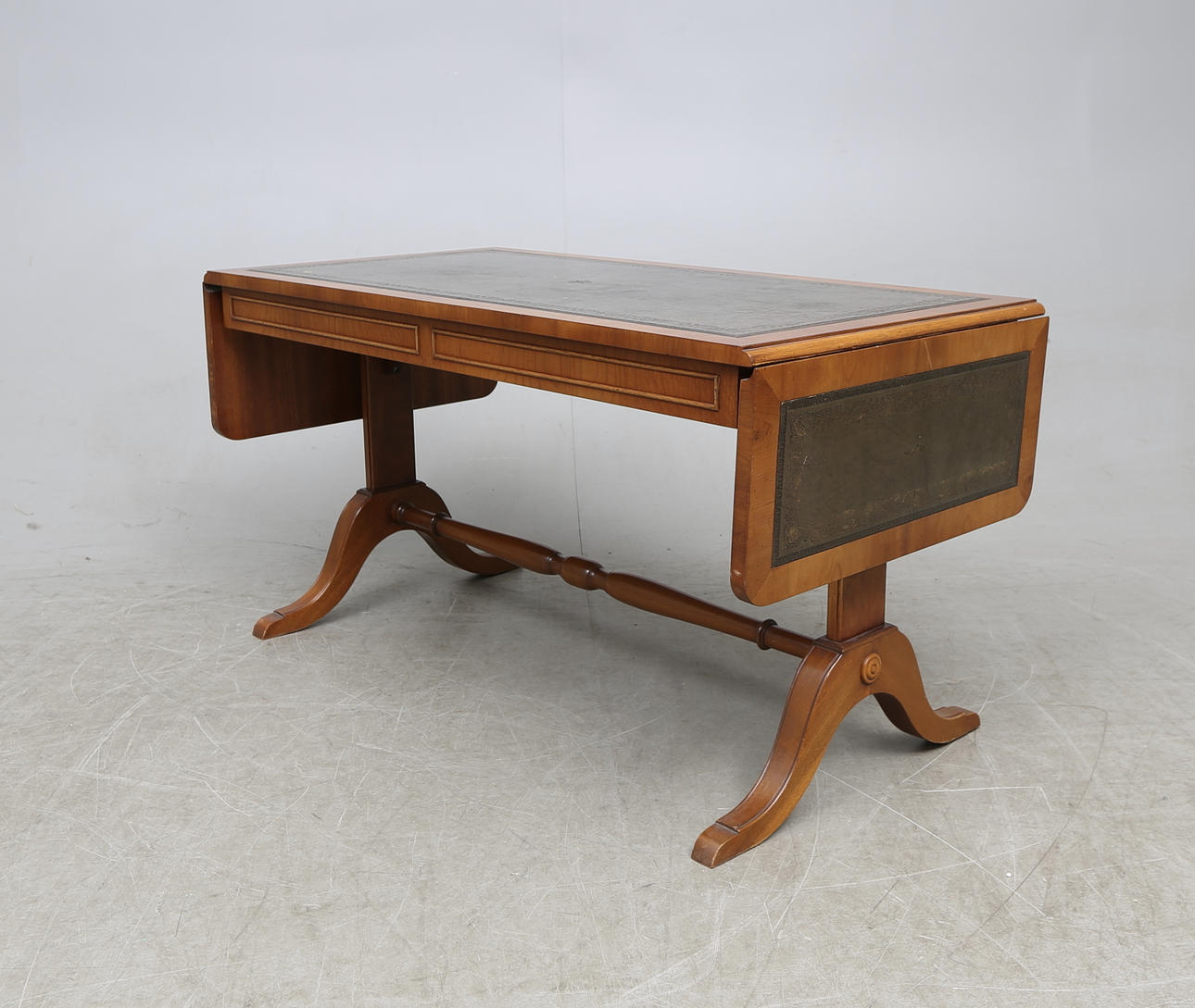 SOFFBORD, Reprodux, England, 1900-tal.