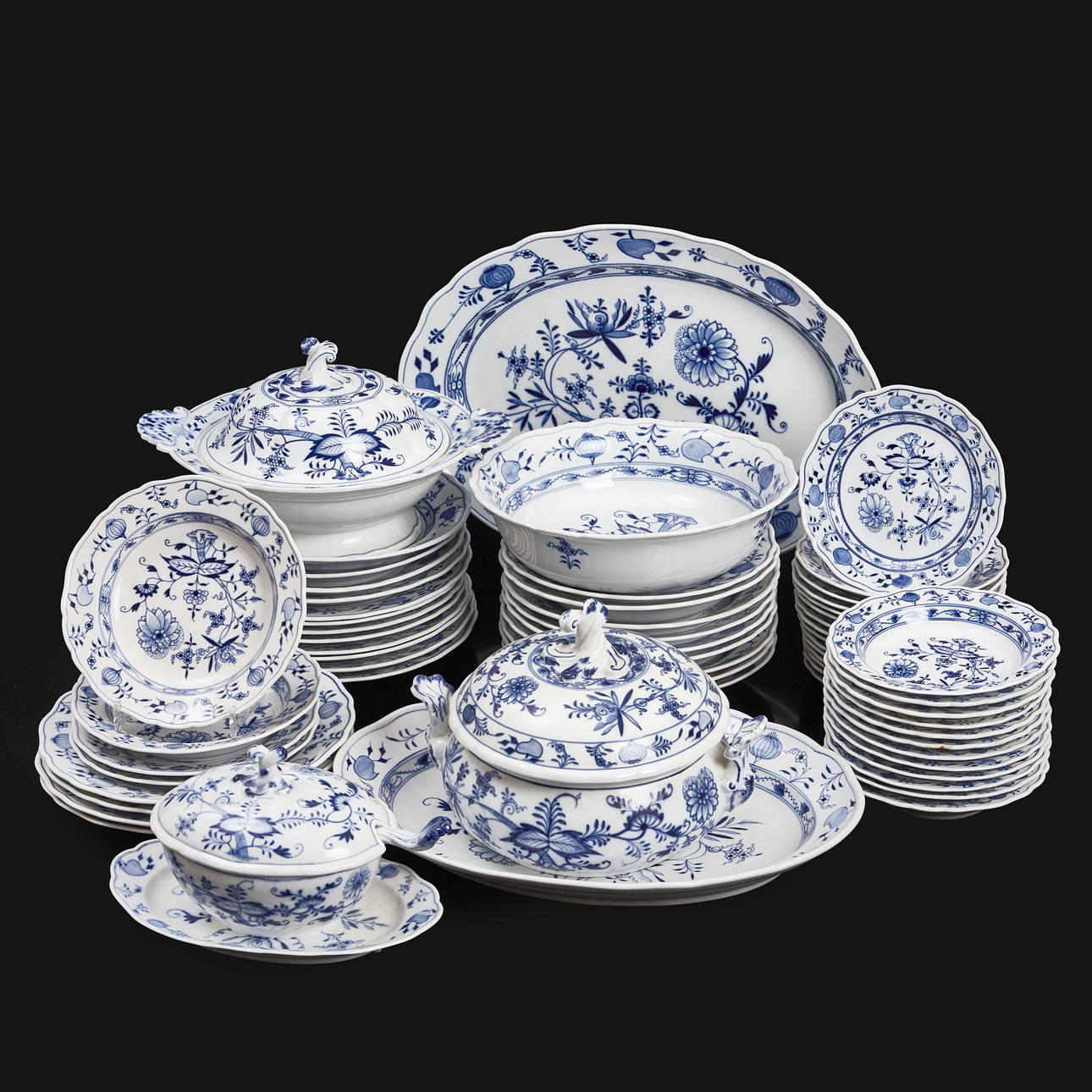 A 62-piece “Onion Pattern” tableware set, Meissen.