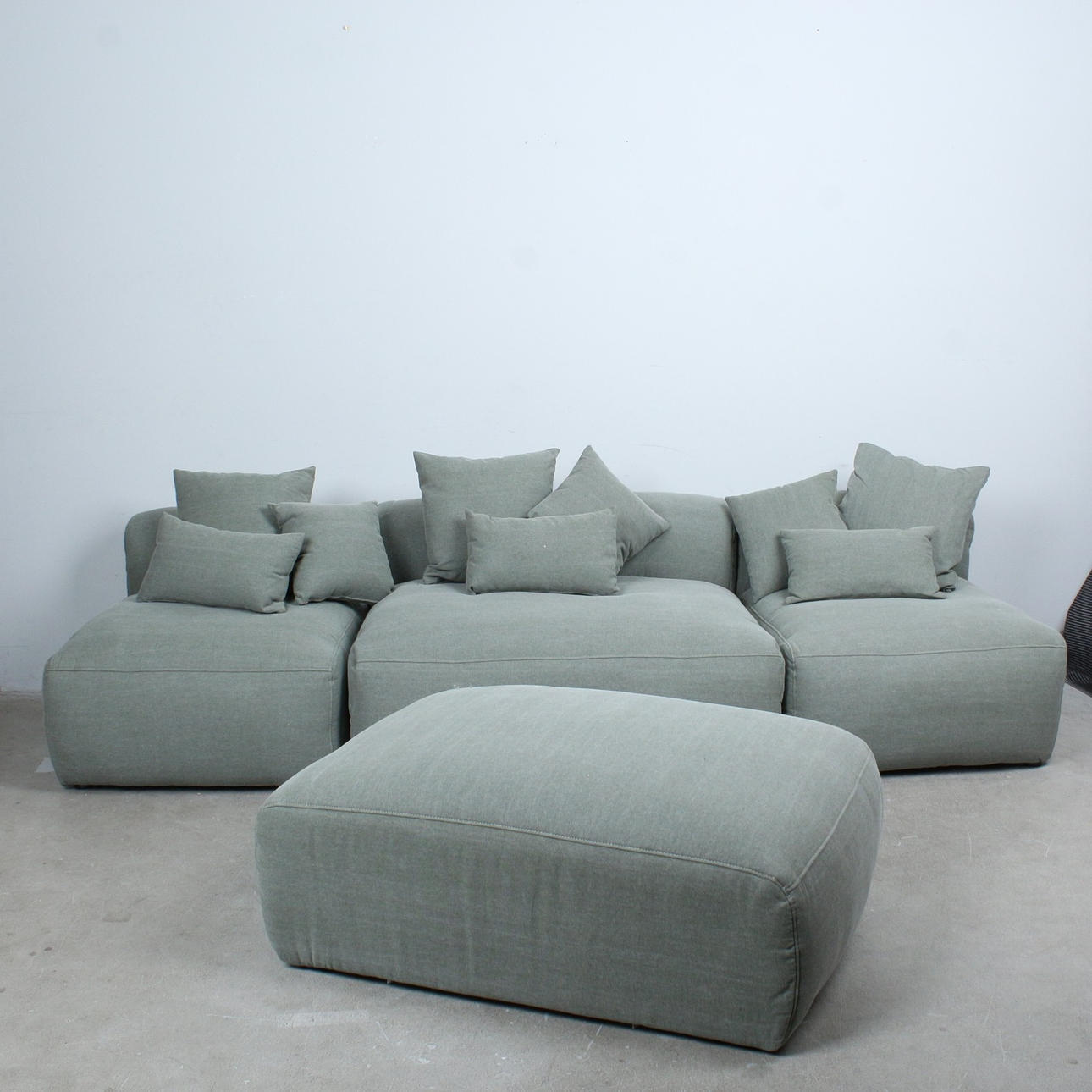 PRIMAVERA. 3-piece modular sofa and stool with 9 cushions, fabric.