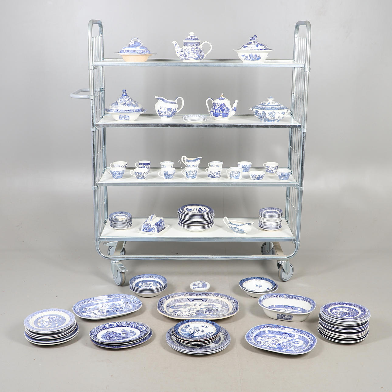 A LARGE QUANTITY OF BLUE AND WHITE WILLOW PATTERN TABLEWARE.