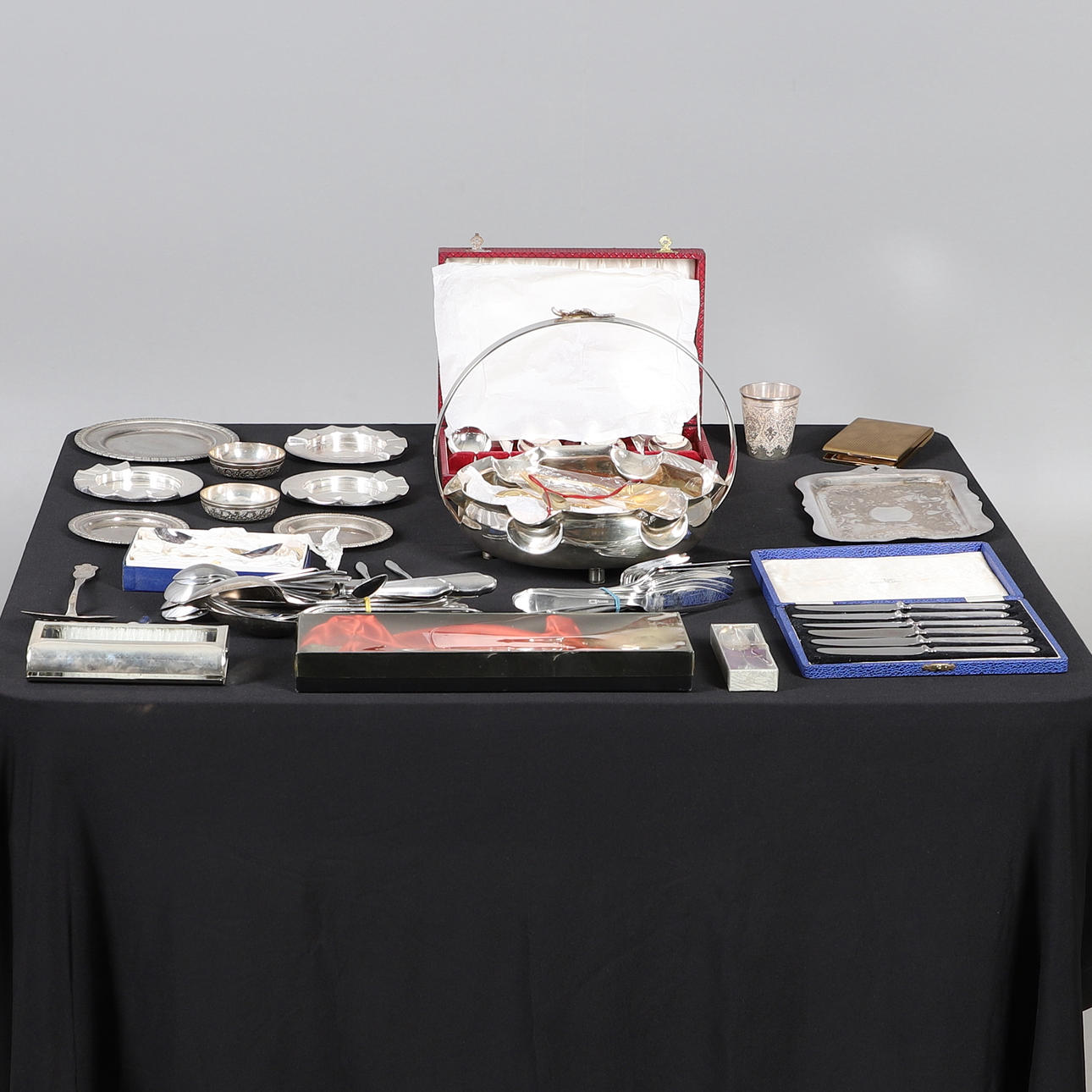 A COLLECTION OF MODERN SILVER PLATED ITEMS.