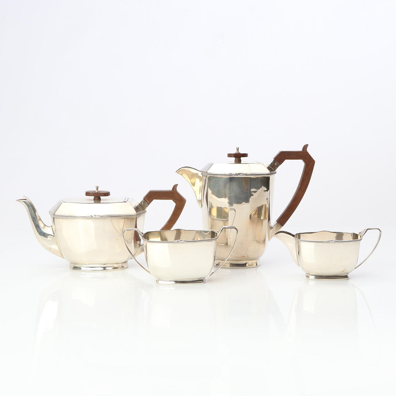 COFFEE AND TEA SET, FOUR PIECES. Sterling silver, with handles and lid knobs in bakelite. It's Sheffield. Total weight about 1855 grams.