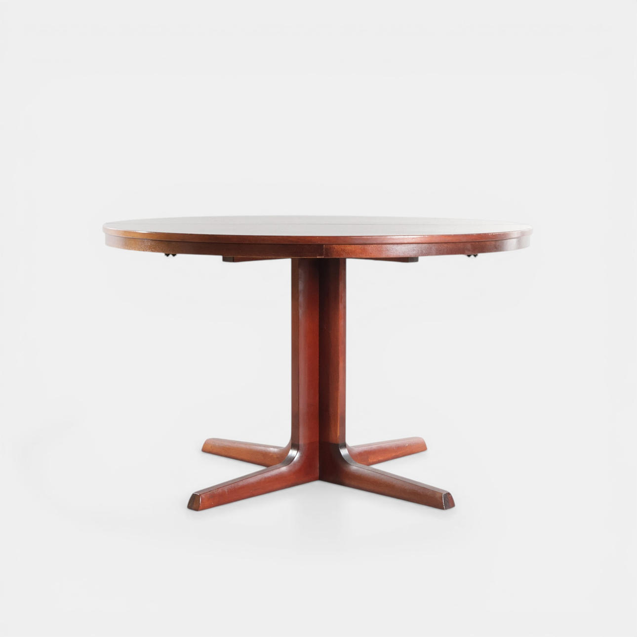 Circular dining table, four-foot, pull-out plate and associated additional plates. Made at Farstrup Møbelfabrik, Denmark (1+2).