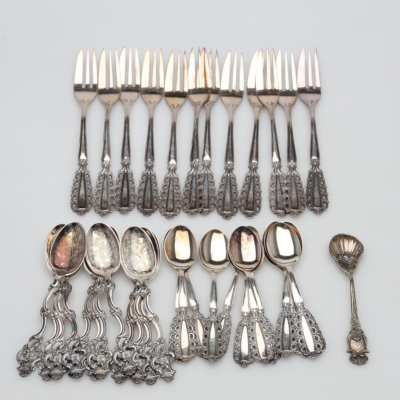 BESTICK, 37 delar, silver vikt ca 420 gram.