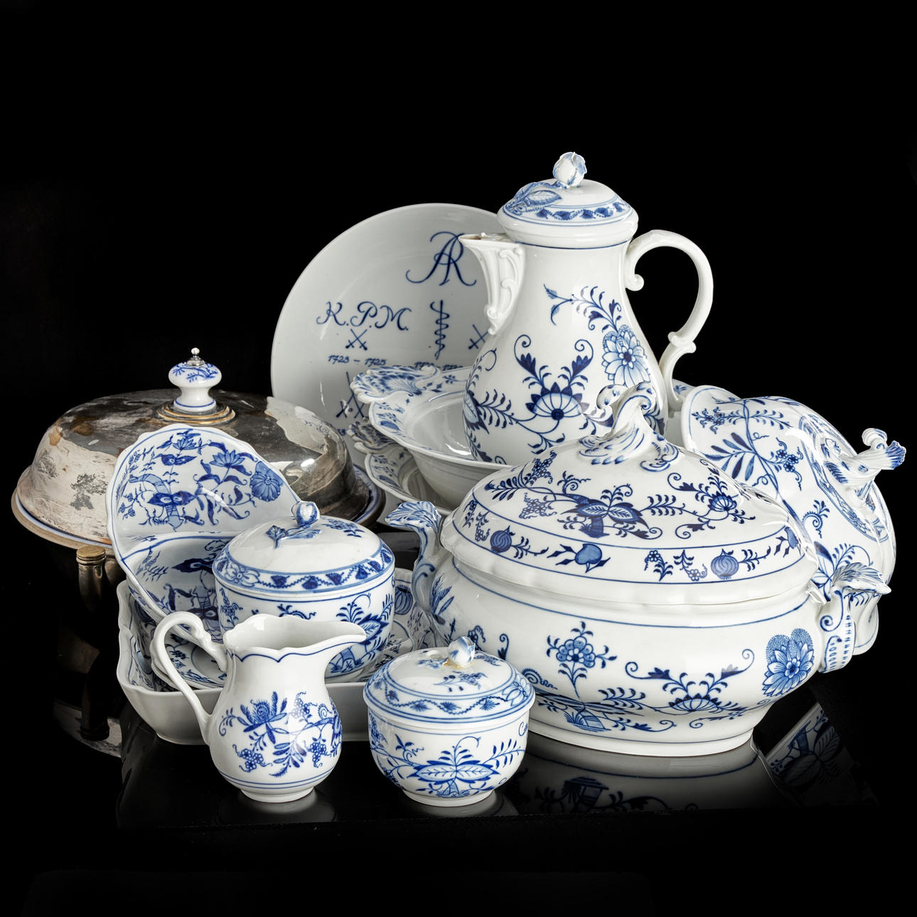 A 13dlr tableware set, “The Onion Pattern”, 20th century.