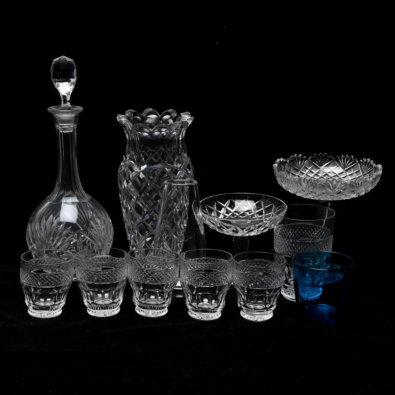 GLASS OBJECTS, 12 pieces.