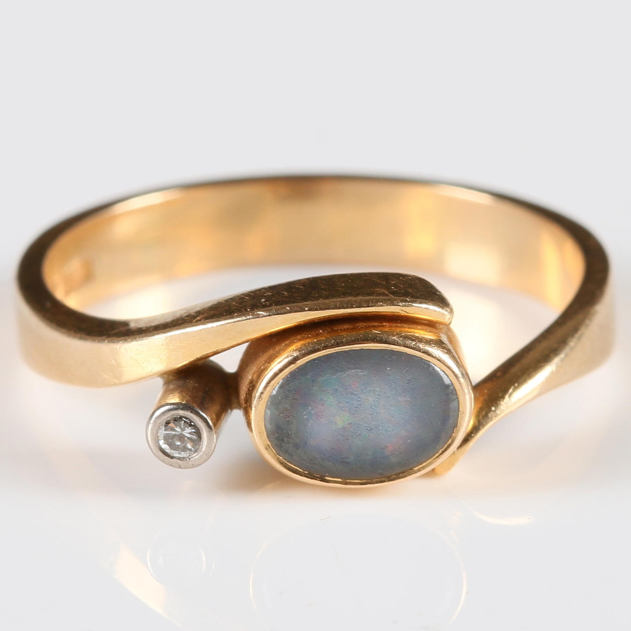 RING, 18k guld, med opal samt briljant, 1988.