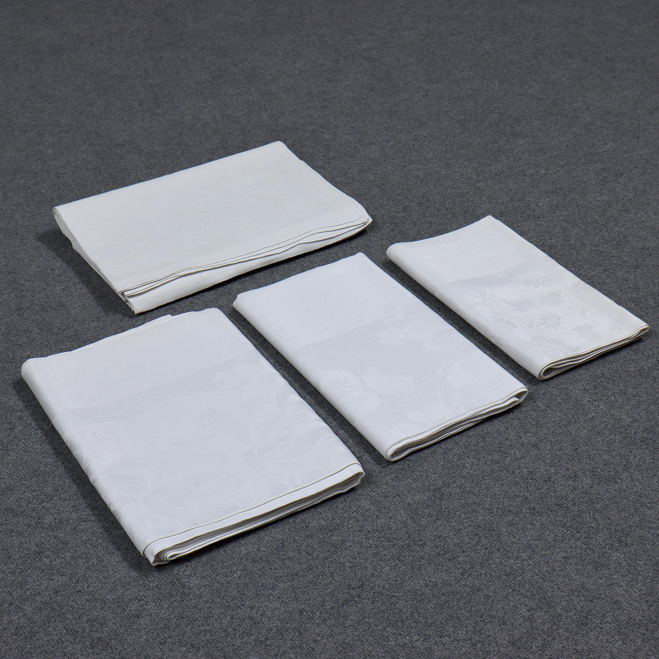 SAMLING DUKAR I LINNE, 4 DELAR, 1900-TAL.