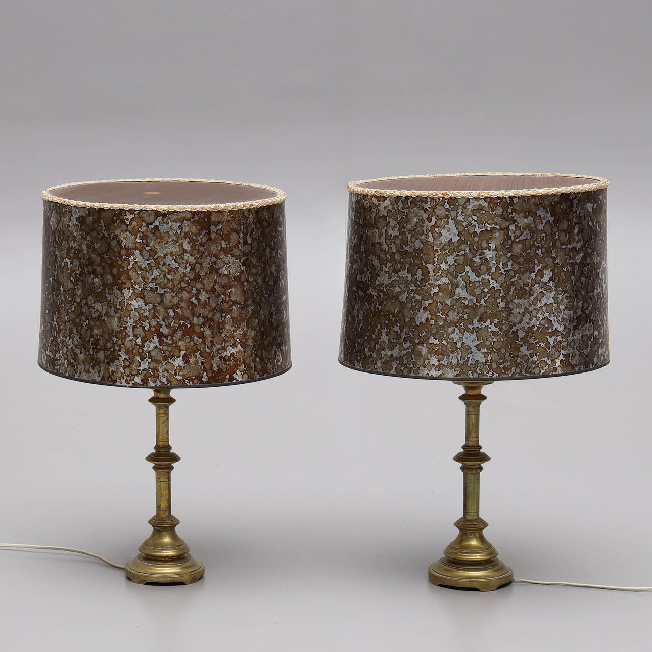 BORDSLAMPOR, ett par, mässing, 1900-tal.