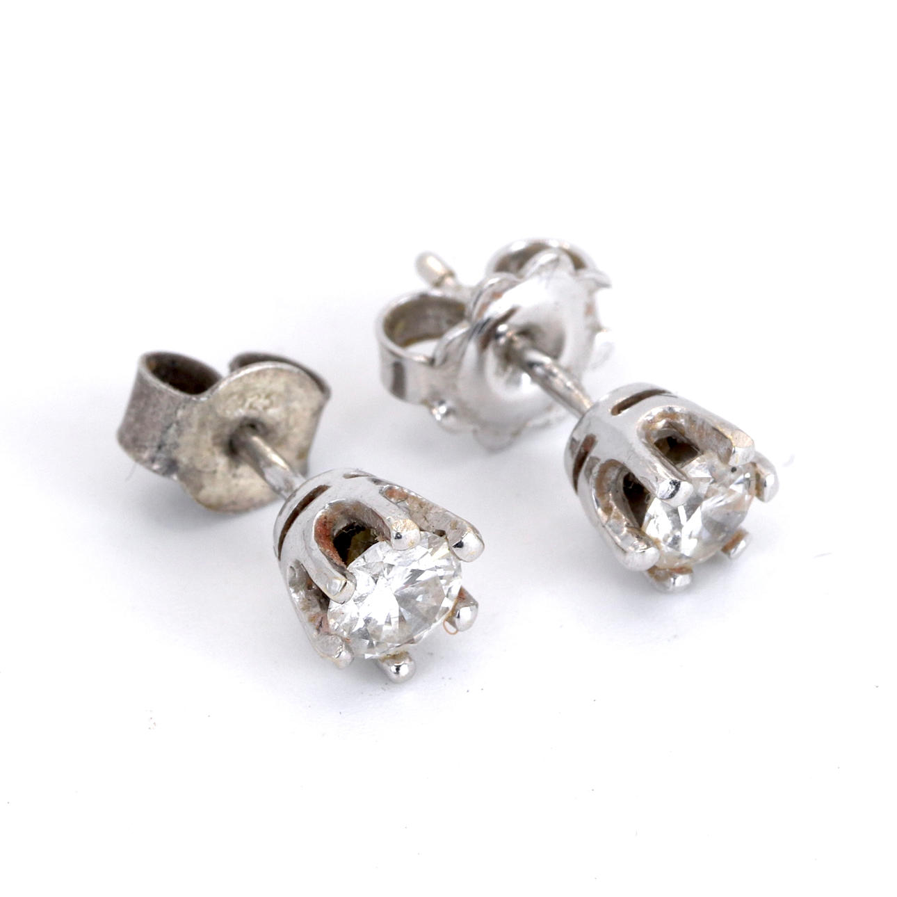18CT WHITE GOLD DIAMOND STUD EARRINGS.
