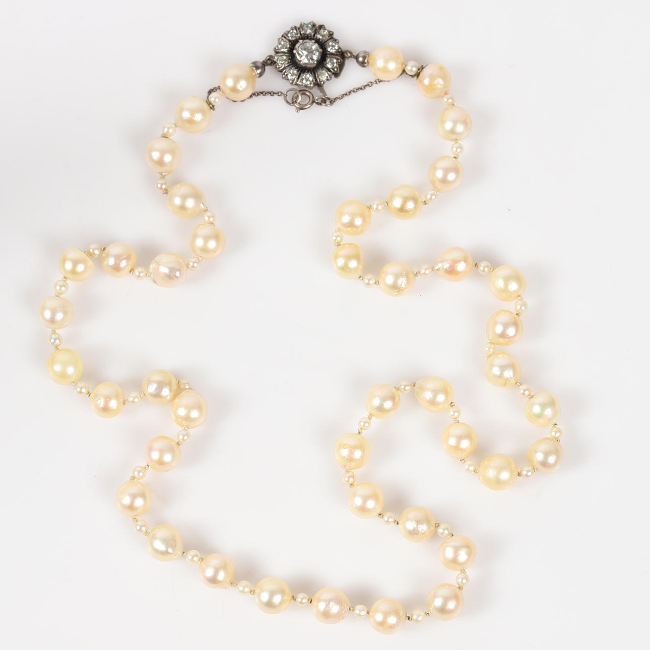 COLLIER, odlade pärlor med lås av silver.