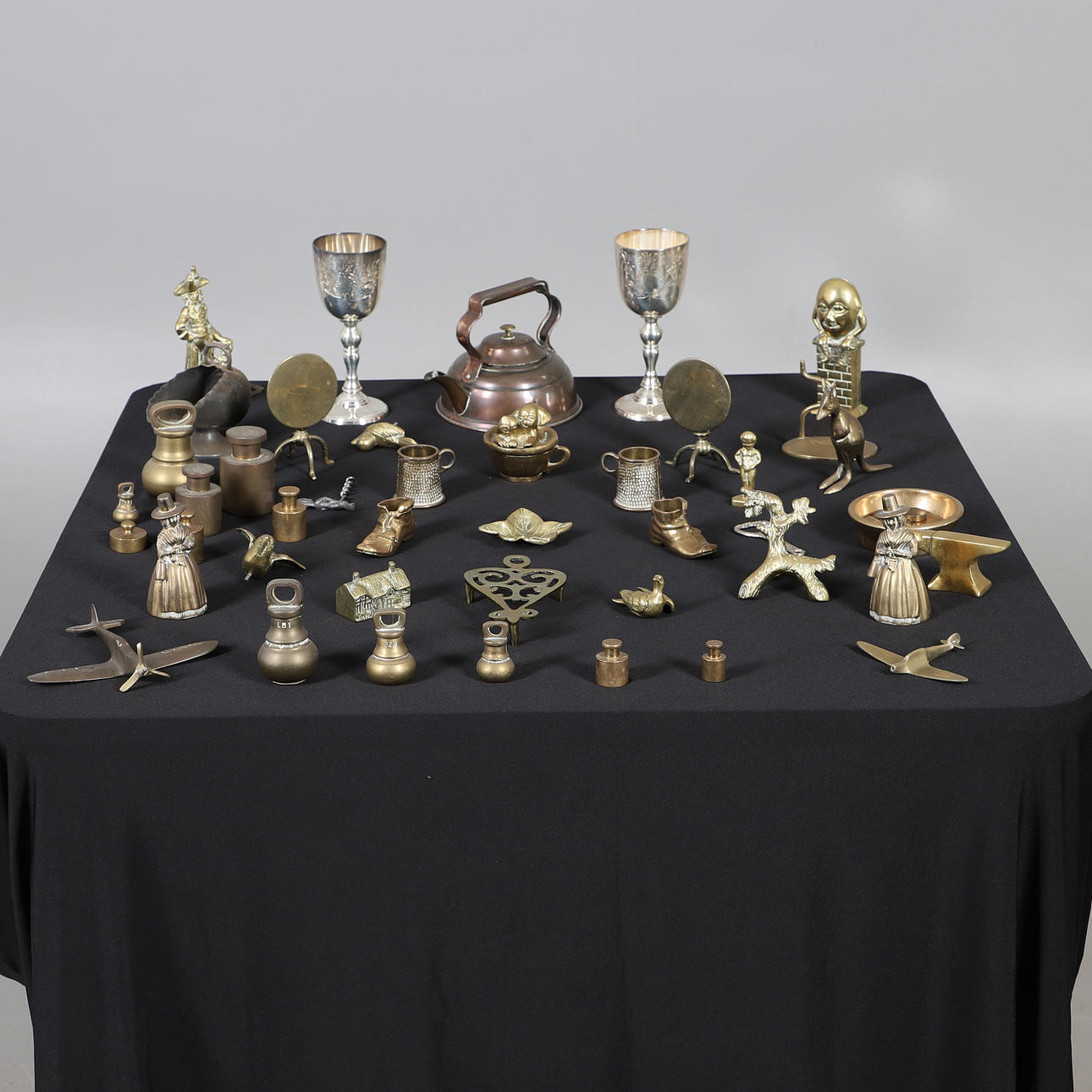 ASSORTED DECORATIVE BRASSWARE AND OTHER METALWARE.