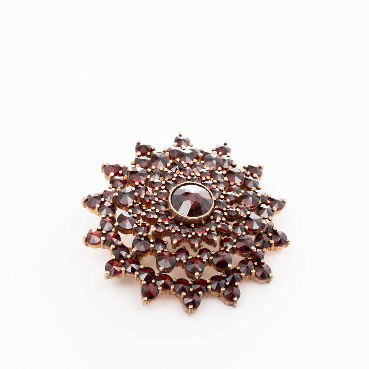 BROOCH, Gold plated silver, Garnets.