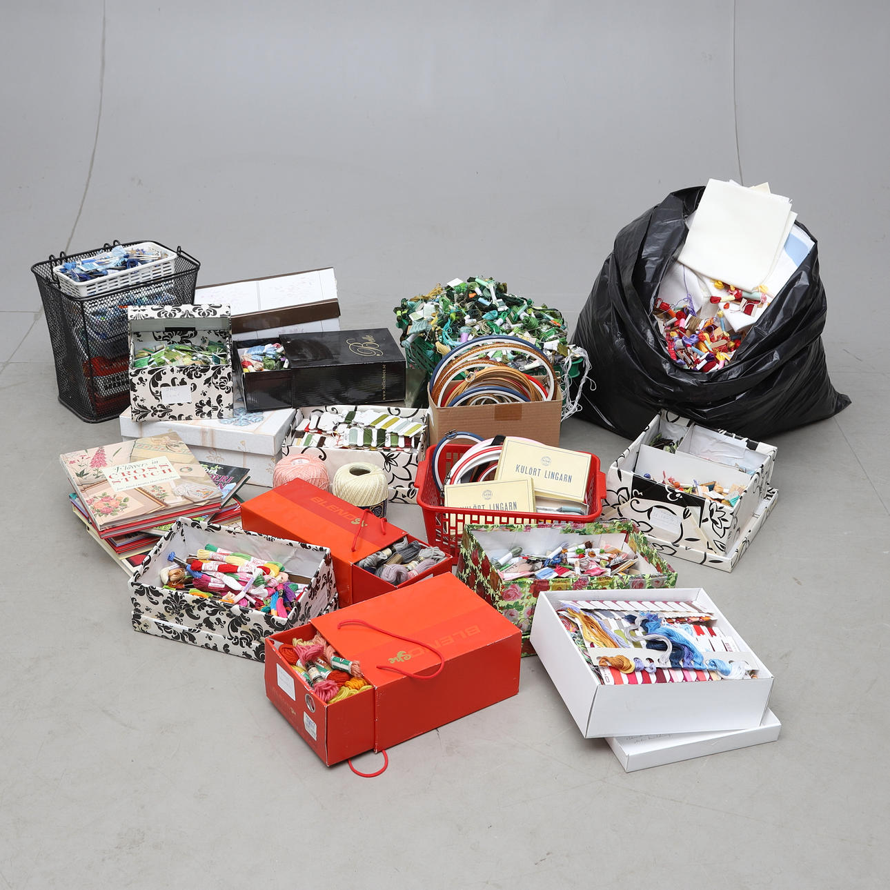 PARTI EMBROIDERY YARN, with accessories, b.la. DMC.