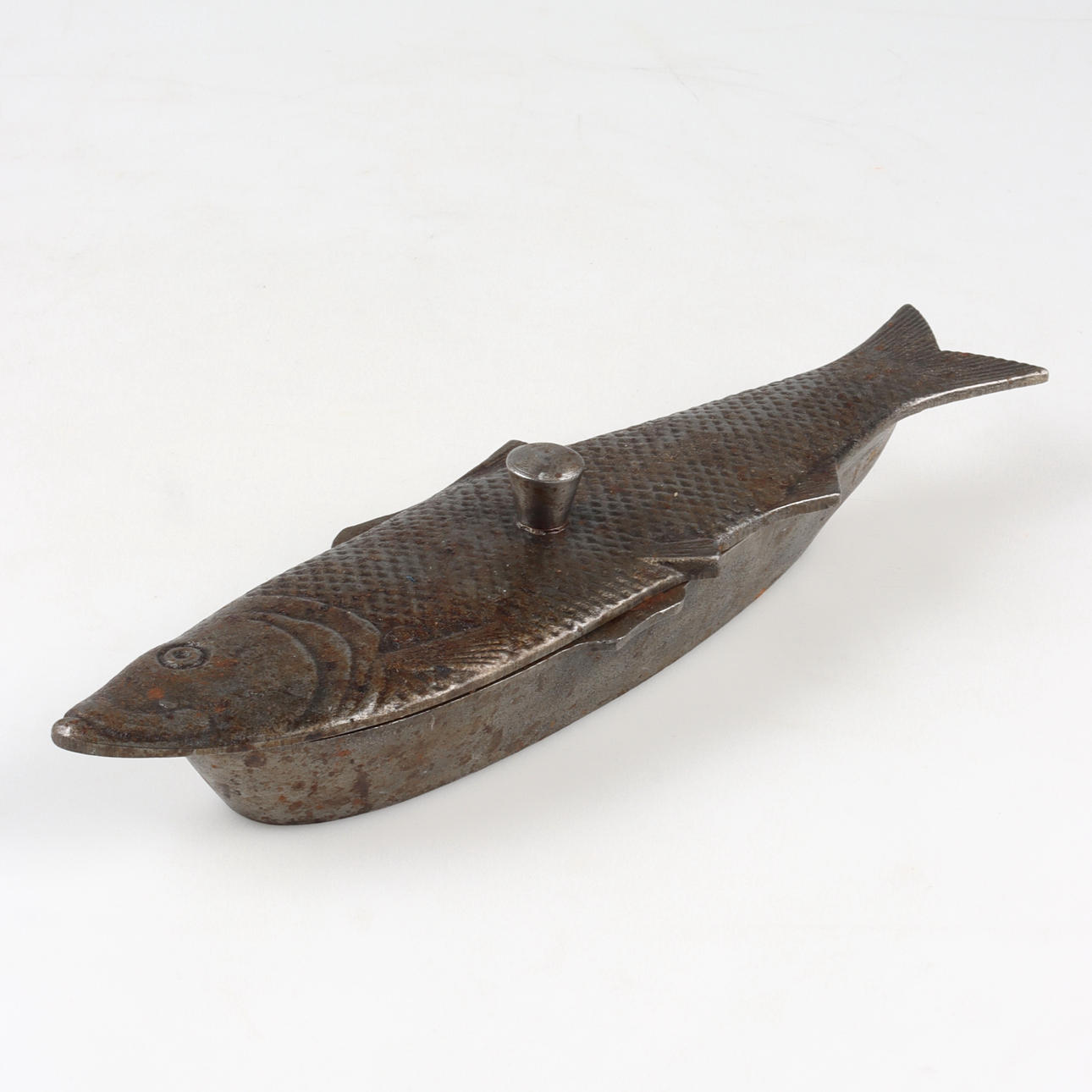 A 20th-century cast iron fish pan.