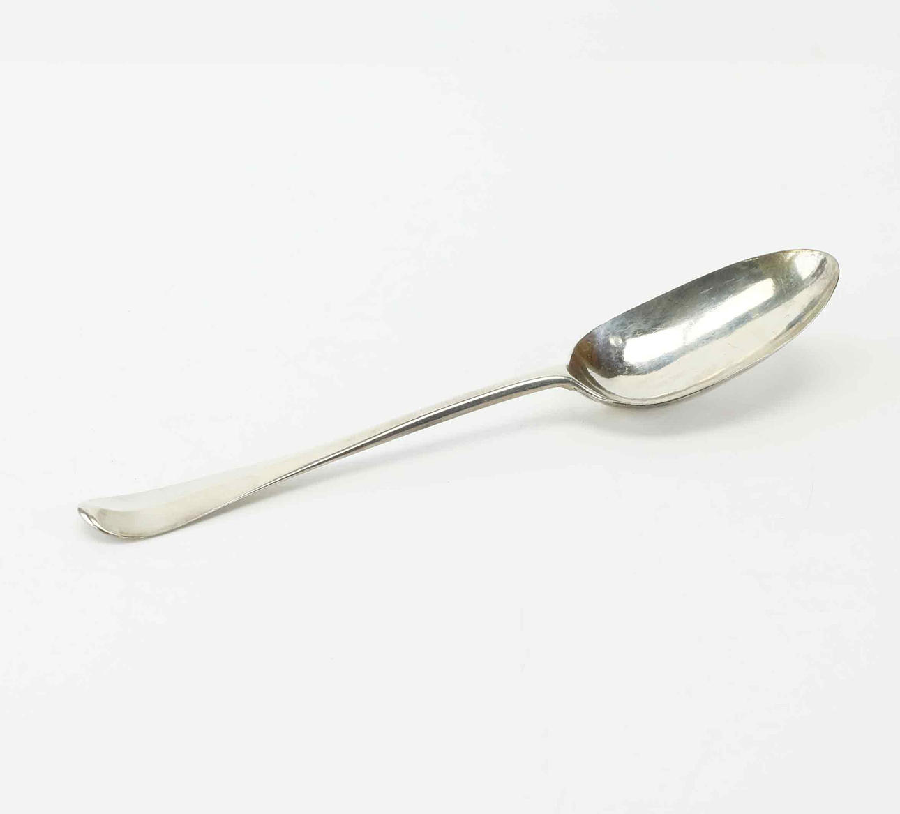 A silver rat tail spoon, England, 18th century.