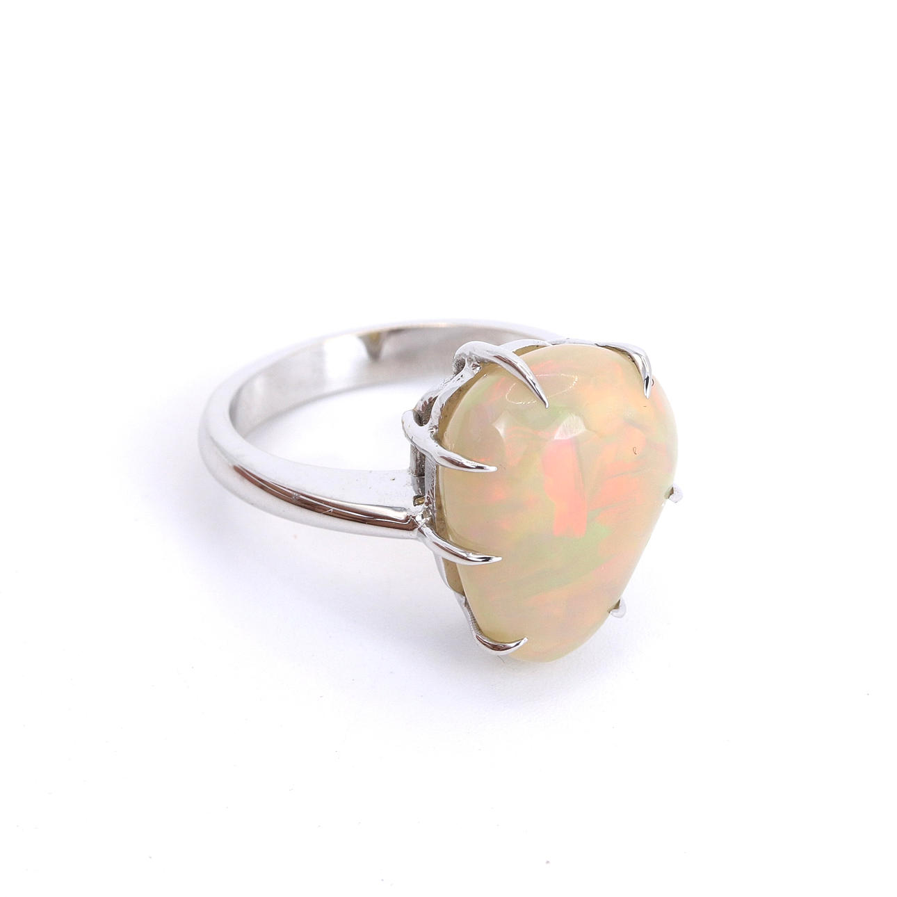18CT GOLD RING SET WITH OPAL.