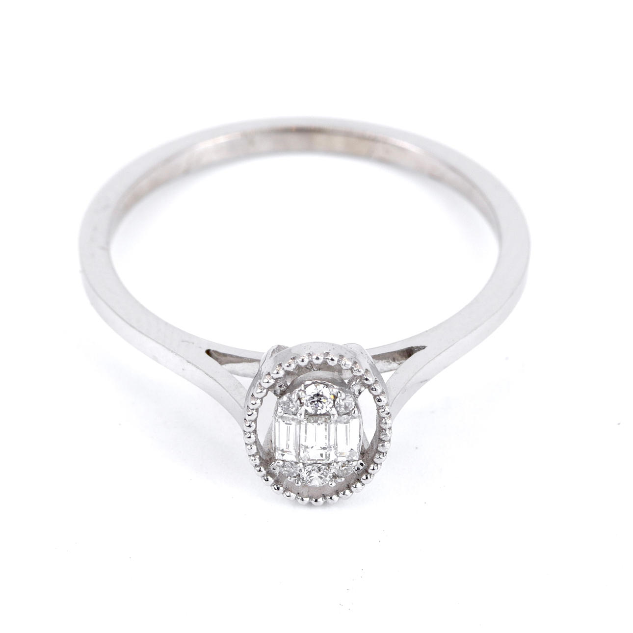 9CT WHITE GOLD DIAMOND SET RING.