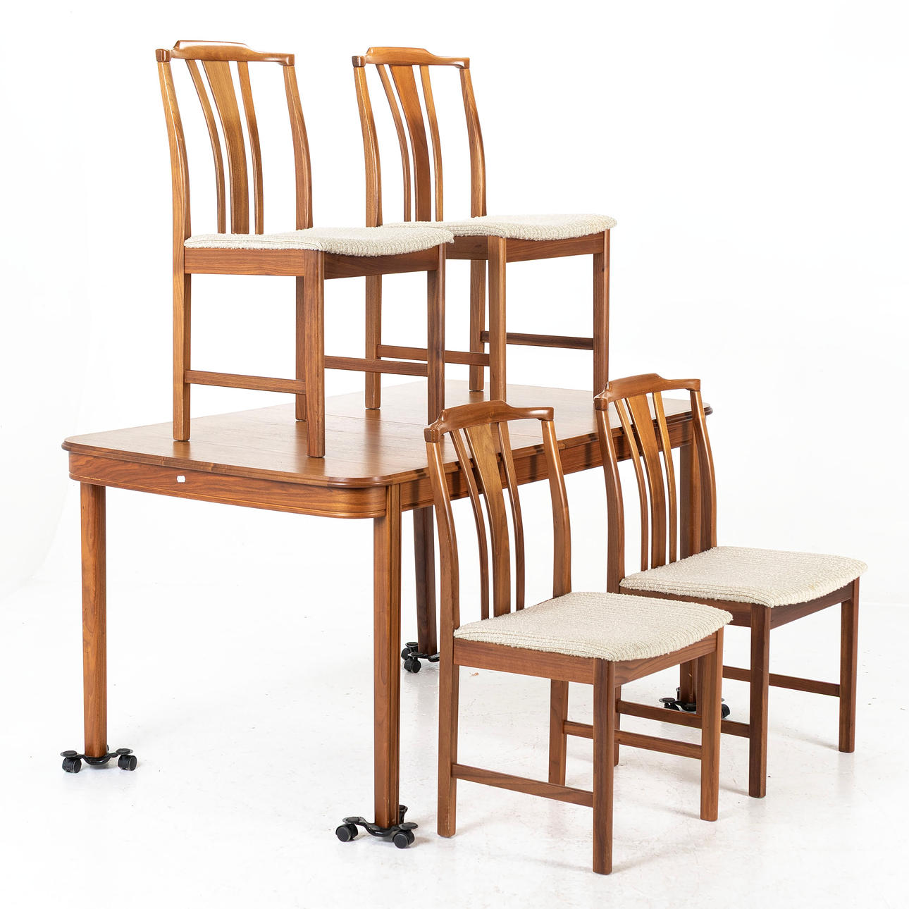 MATGRUPP, 5 delar, valnöt, 1900-talets andra hälft.