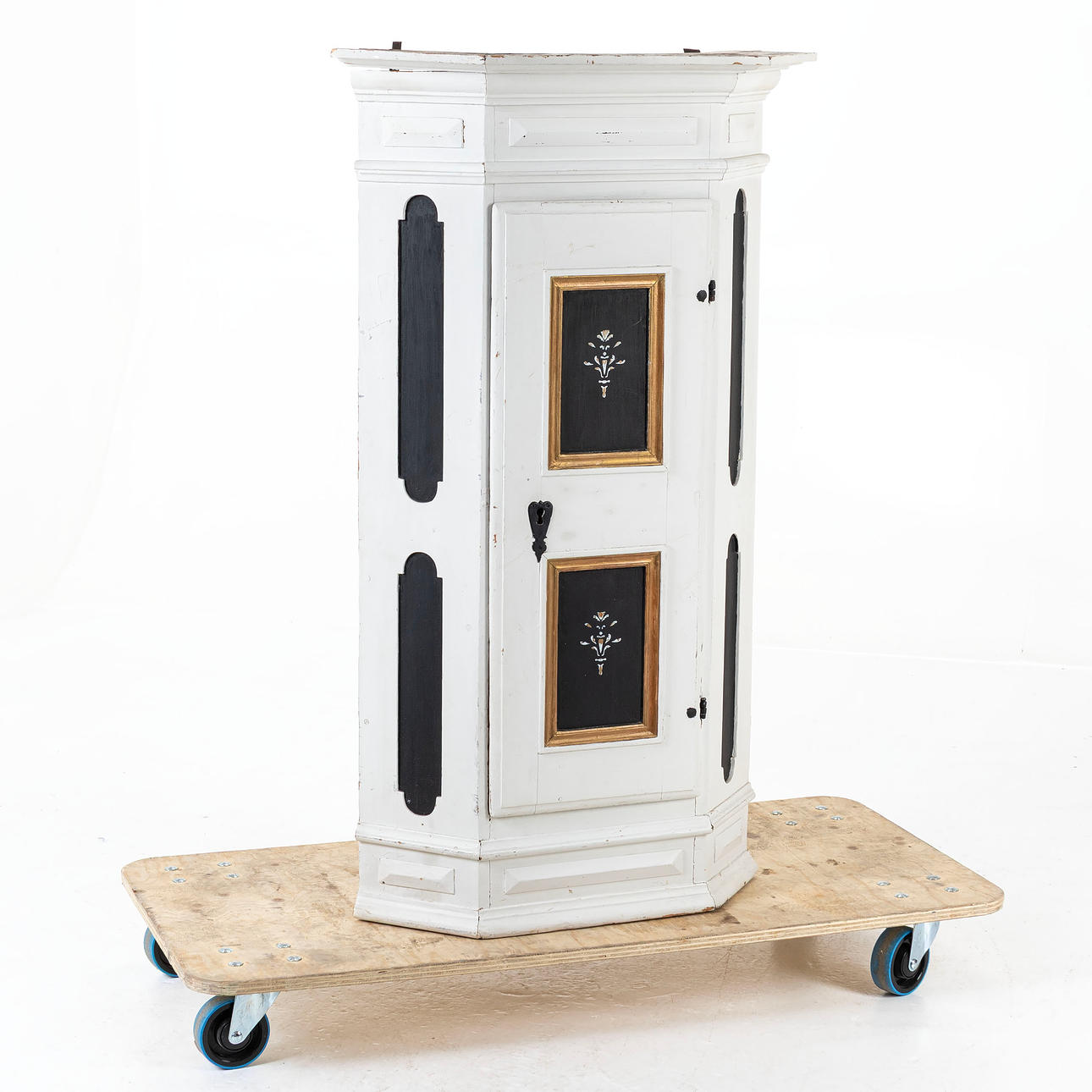 A painted corner cabinet, common, 17th/19th century.