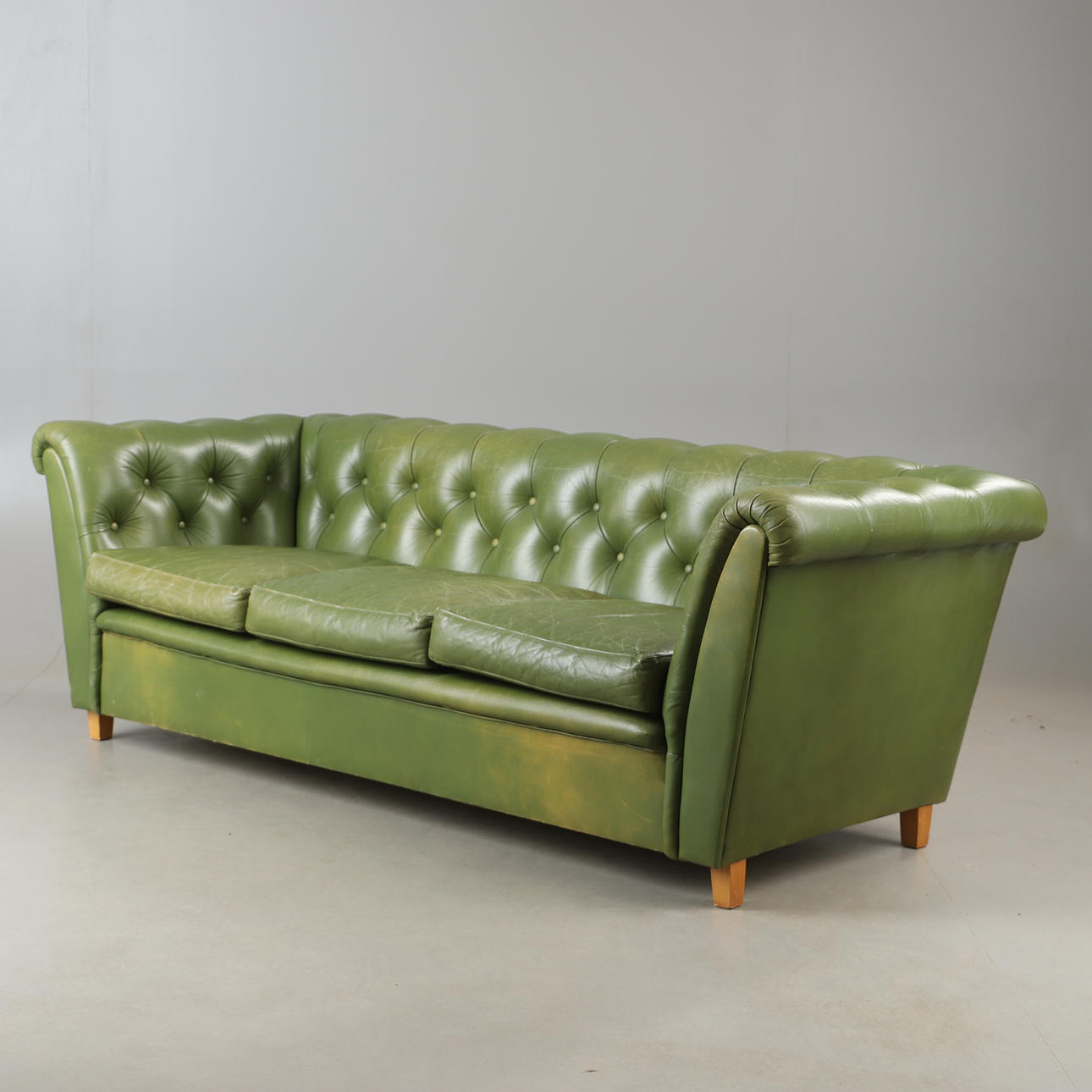 SOFA, leather upholstery, chesterfield model.