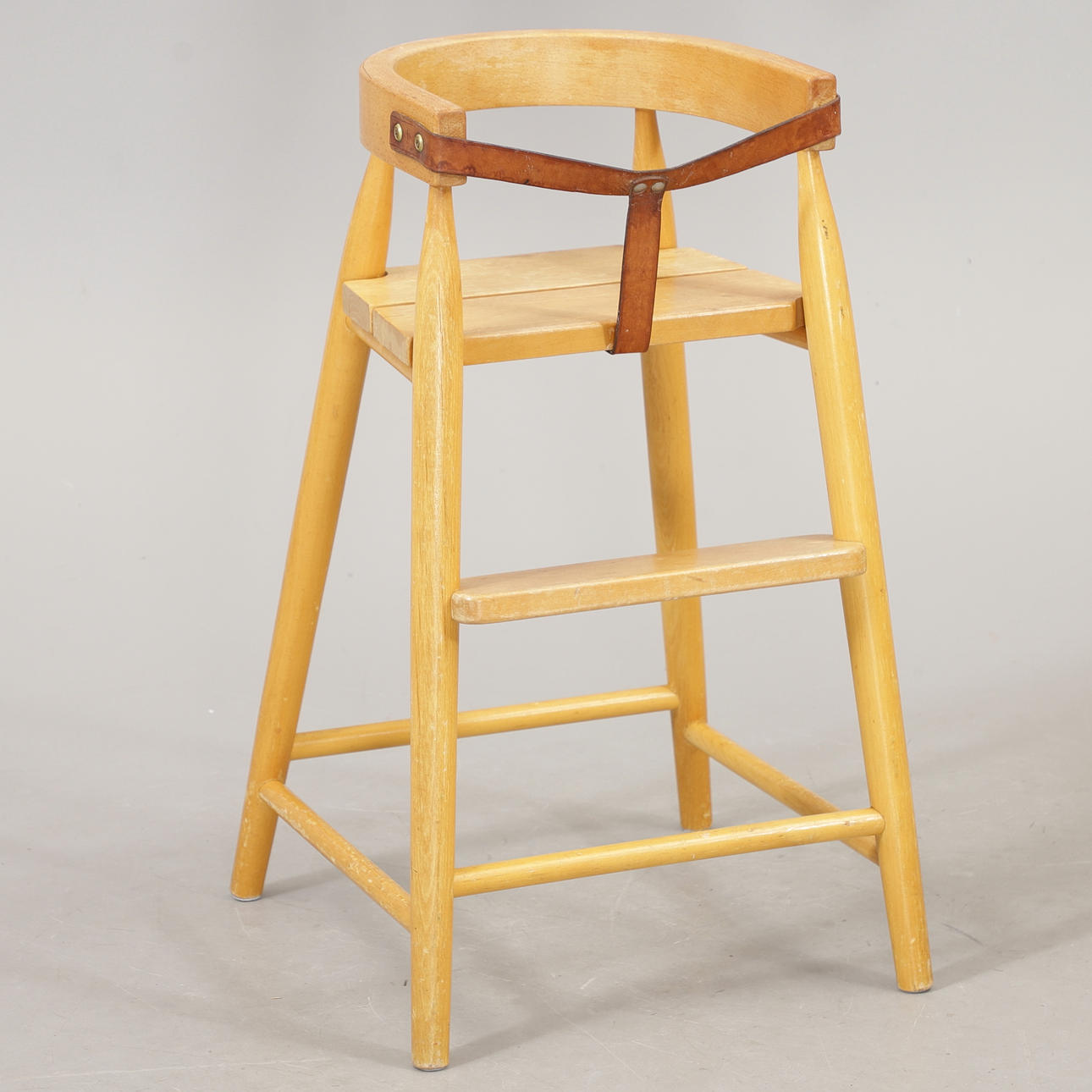 BARNSTOL, trä/läder, 1900-talets andra hälft.