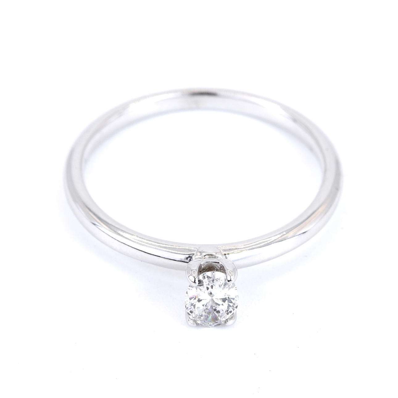 9CT WHITE GOLD OVAL CUT DIAMOND SET RING.