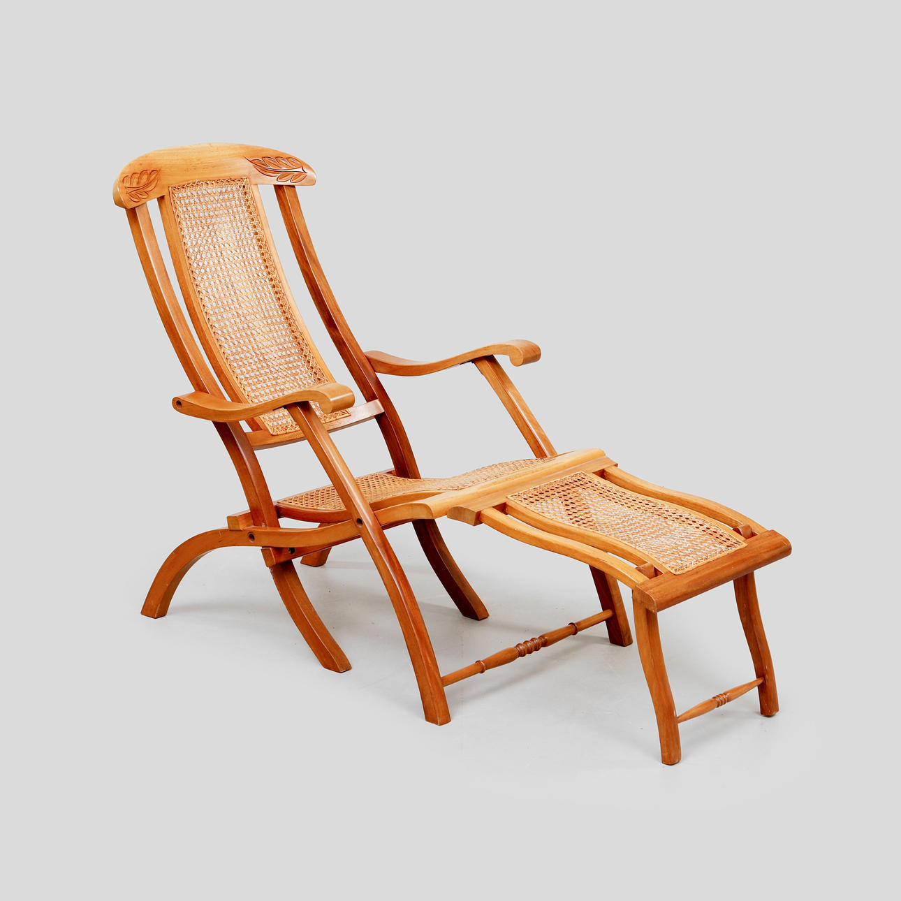 A 19th/21st-century deck chair.