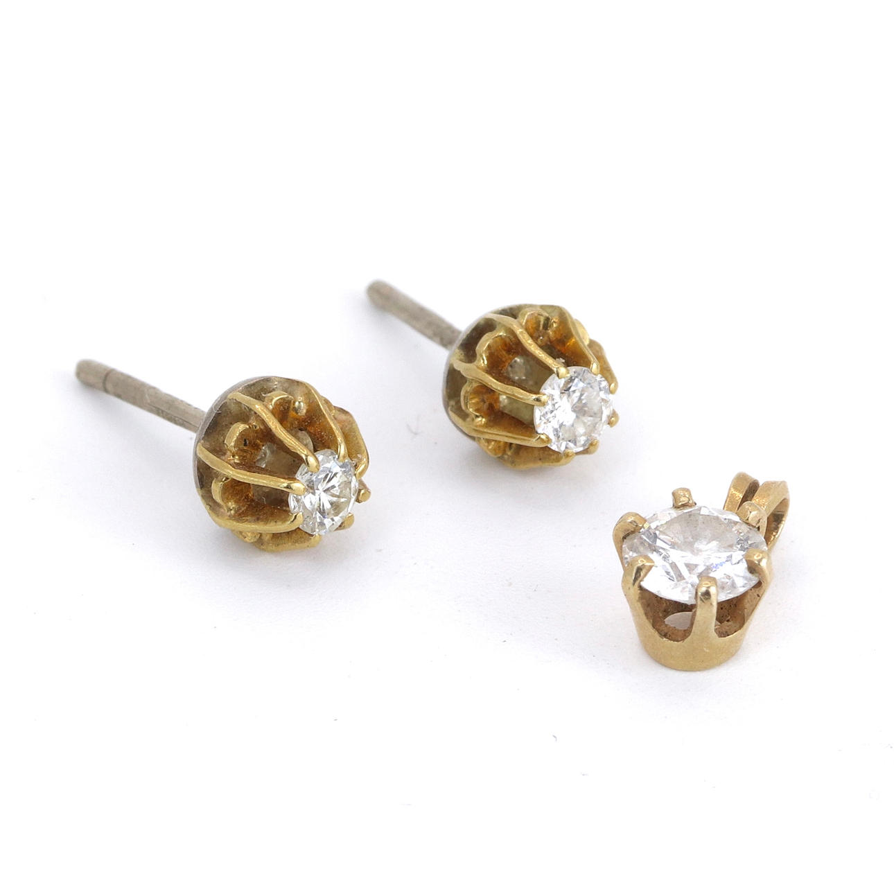18CT DIAMOND STUD EARRINGS AND PENDANT.