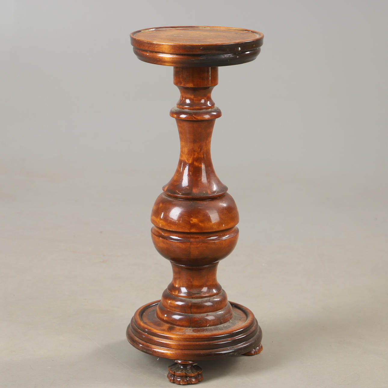 A 20th century birch pedestal.