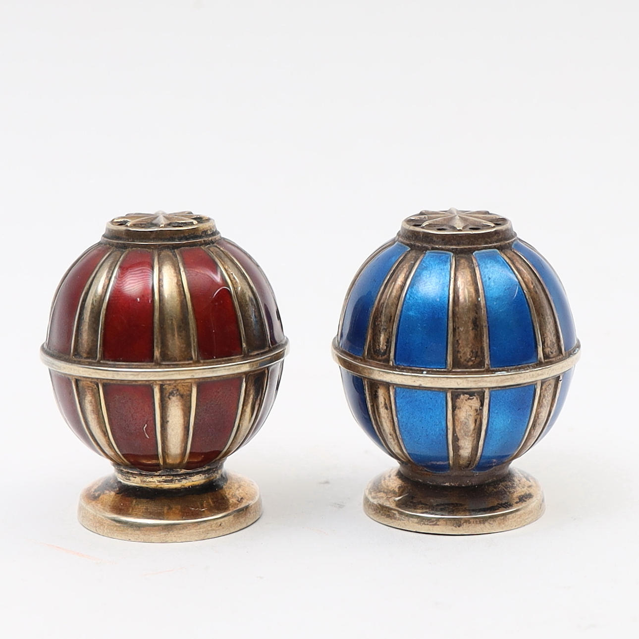 DAVID ANDERSSEN. Ströare ett par, sterlingsilver, David Andersen, Norge, med emaljerad dekor.