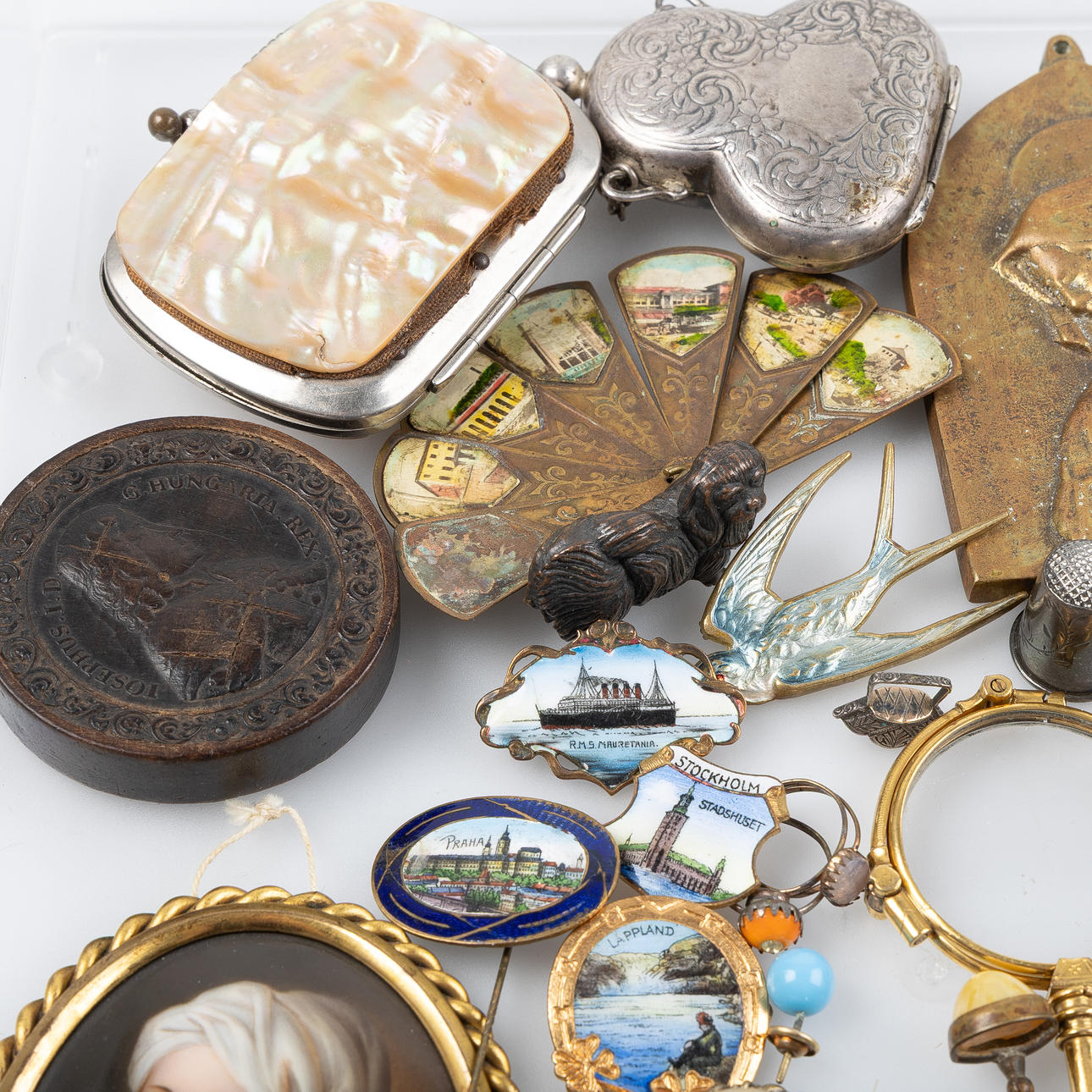LARGER COLLECTION OF CURIOSITIES AND PRECIOSA, 1880-1940'S. Jewellery ...
