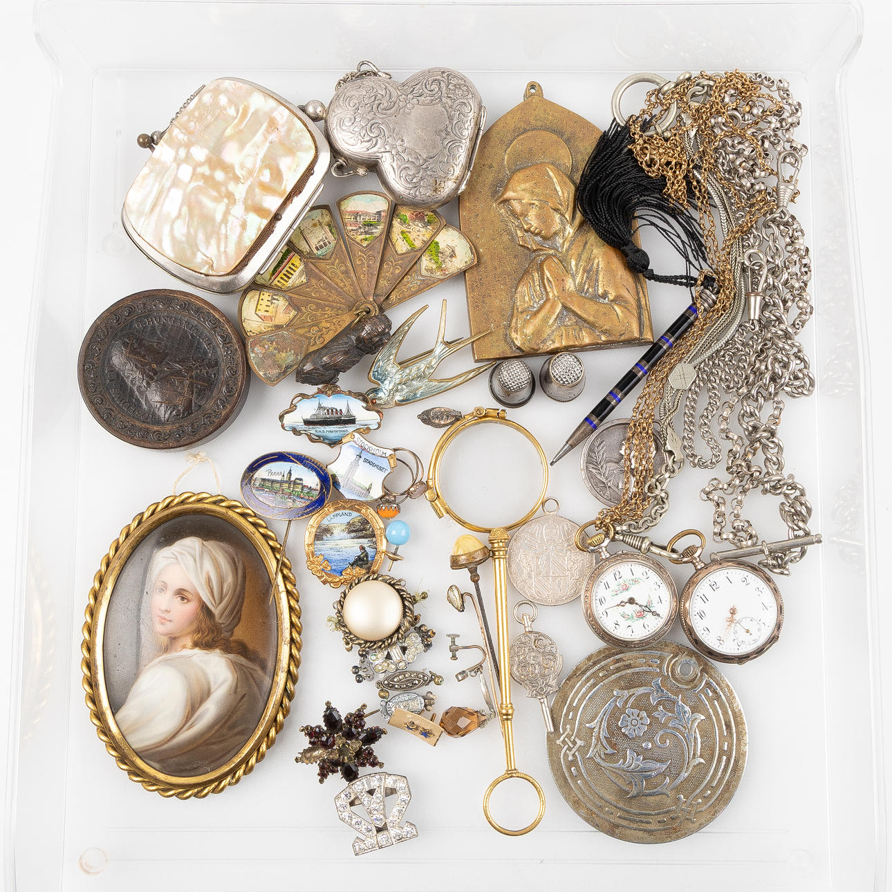 LARGER COLLECTION OF CURIOSITIES AND PRECIOSA, 1880-1940'S. Jewellery ...