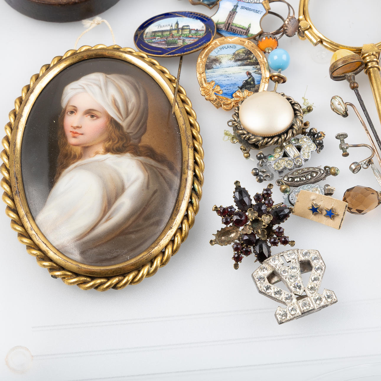 LARGER COLLECTION OF CURIOSITIES AND PRECIOSA, 1880-1940'S. Jewellery ...