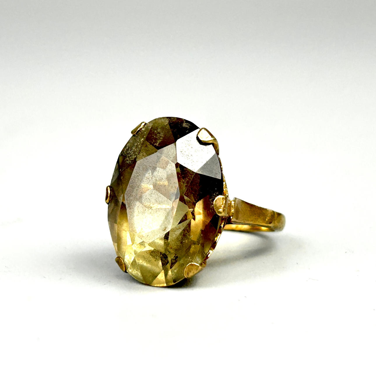 9CT GOLD SMOKEY QUARTZ RING.
