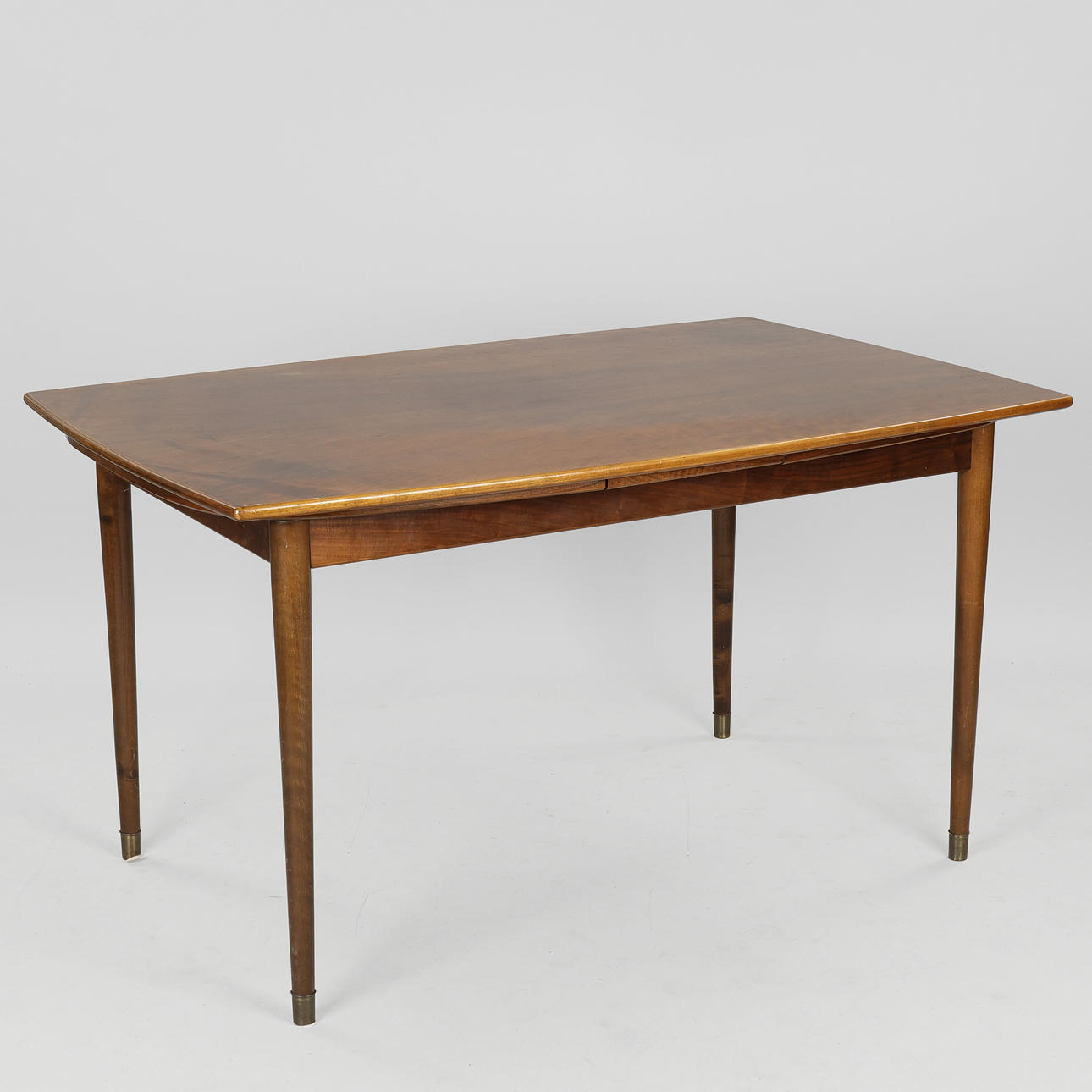 DANISH MASTER CARPENTER. Dining table in veneered walnut wood with pull-out, legs with brass shoes, mid 1900s.