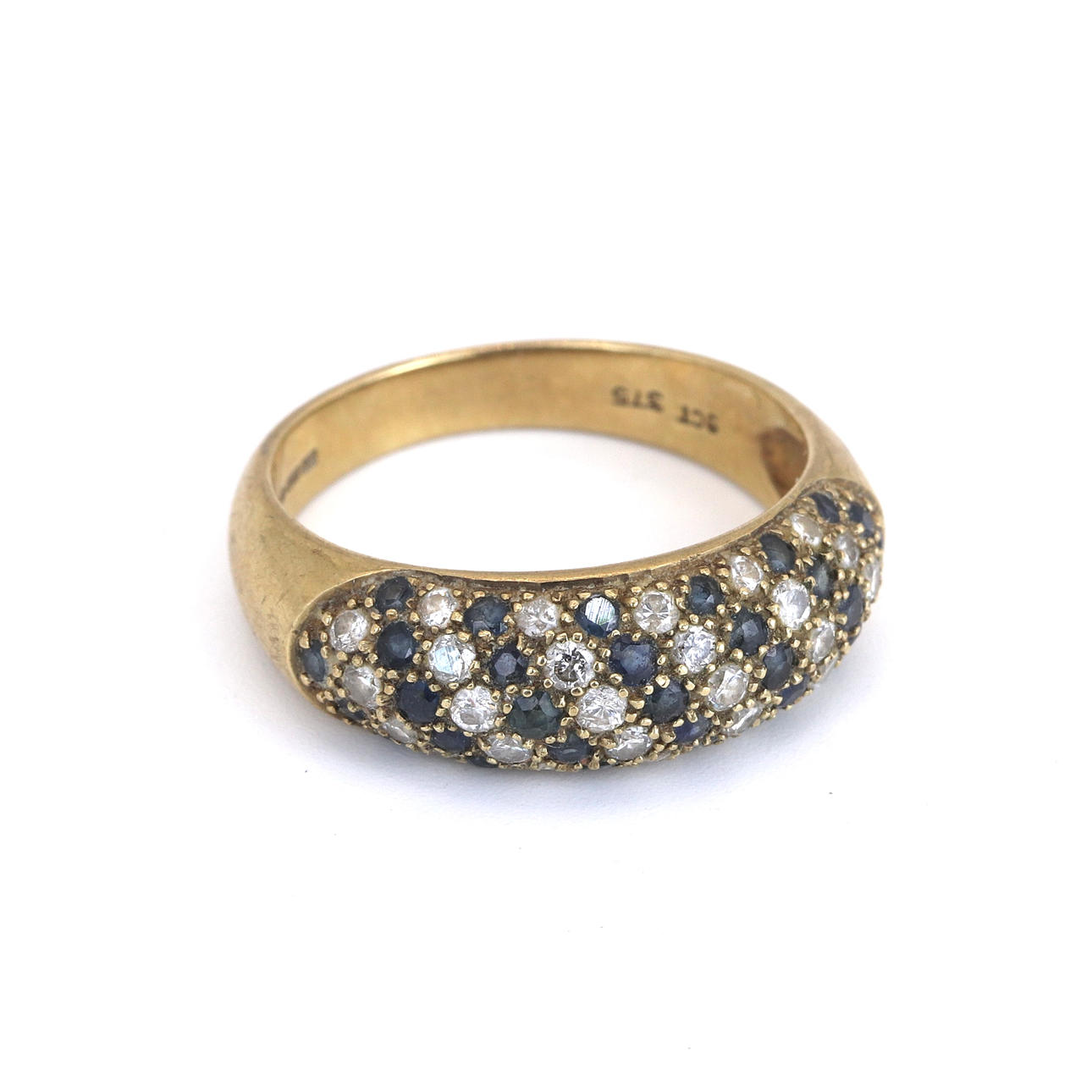 9CT GOLD DIAMOND AND SAPPHIRE RING.