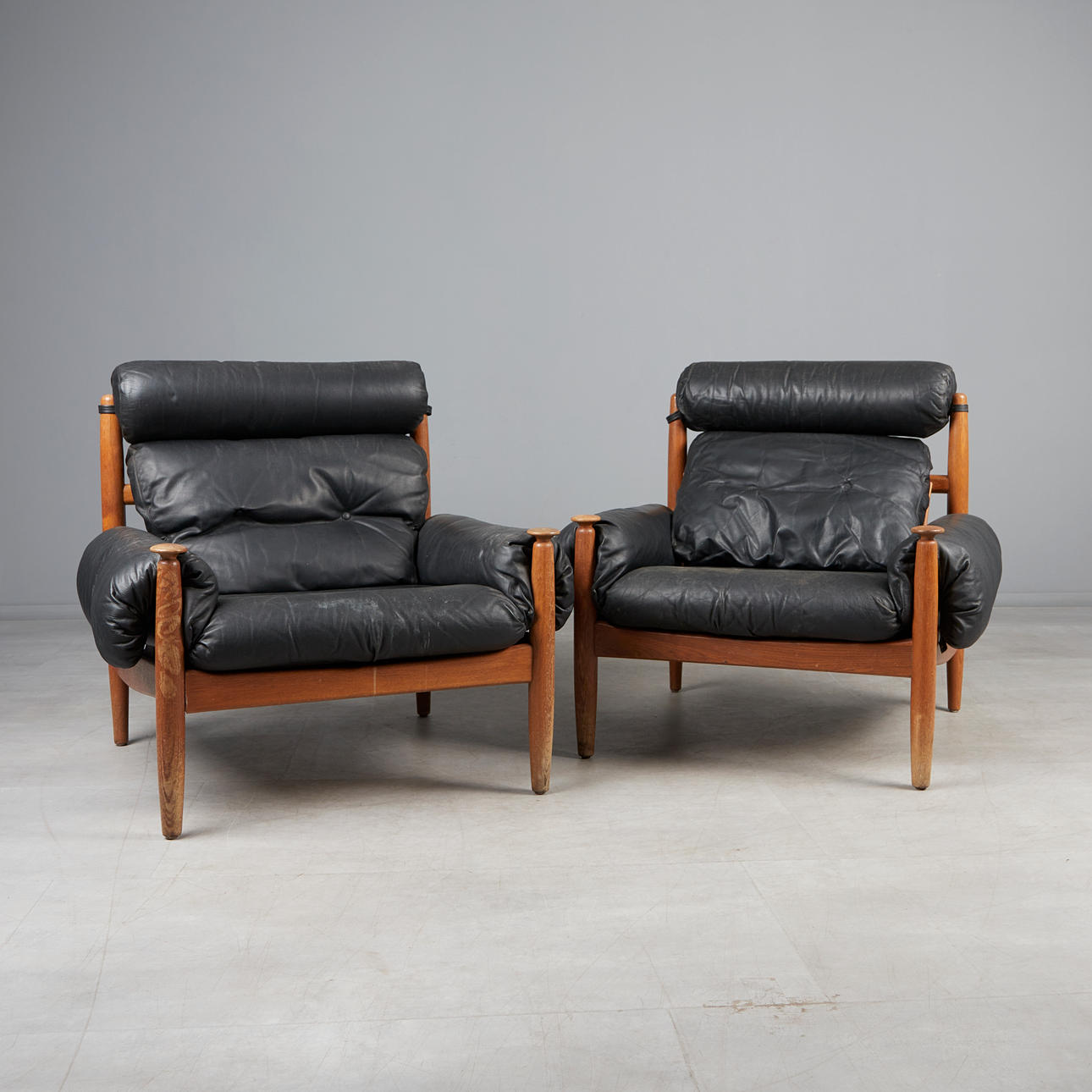 ERIC MERTHEN. Ire Møbler, fåtöljer/fåtöljer, 2 st, ek, läder, 1960-tal, Sverige (2).