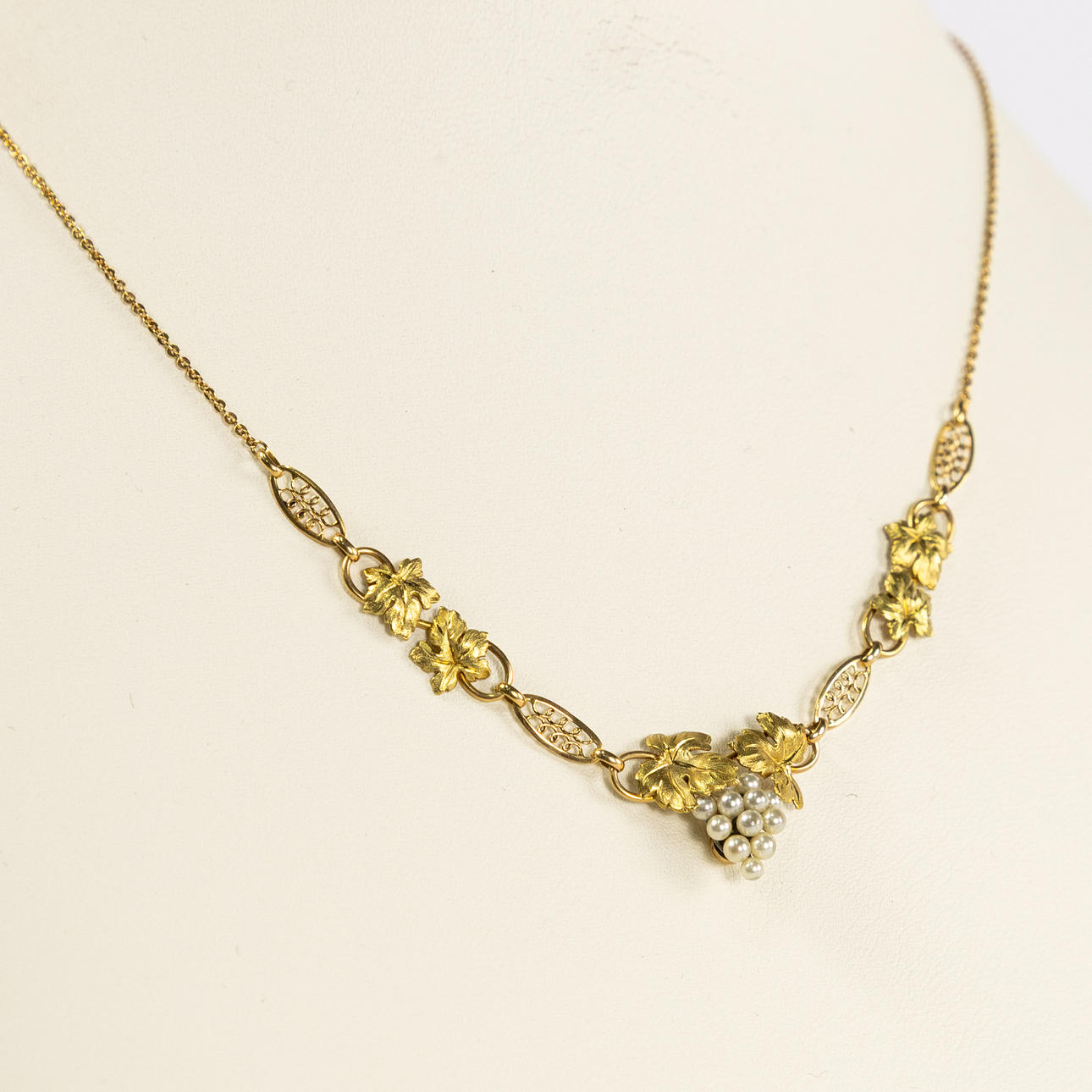 COLLIER, 18k guld, dekor med druvor, längd 40 cm.