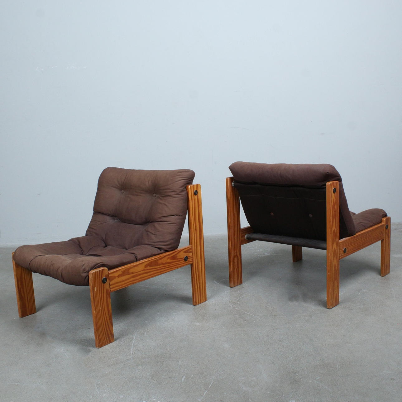 Two lounge chairs from the 1970s, pine, fabric.