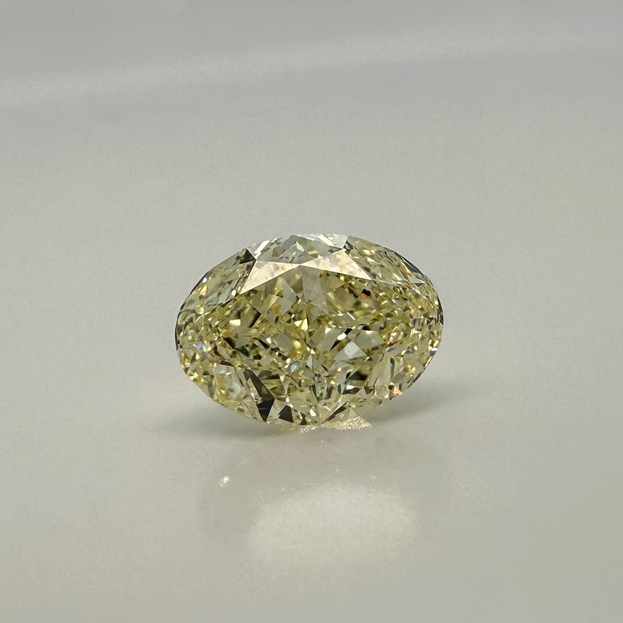 DIAMOND 2.51 CT oval brilliant cut diamond.